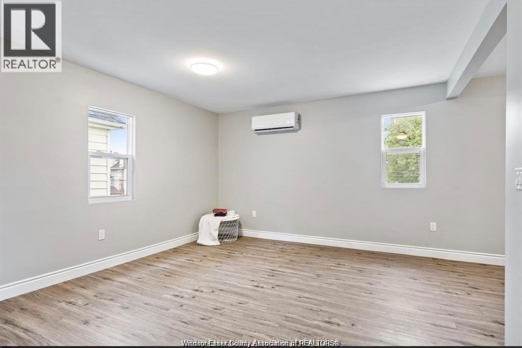 Unit UPPER - 746 DOUGALL AVENUE, Windsor 4