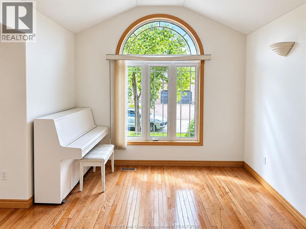 512 JOHN HARVEY, Windsor 5