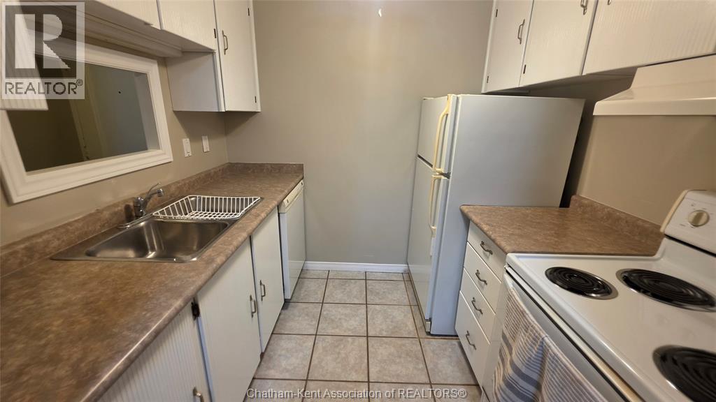 Unit 106 - 975 Grand AVENUE West, Chatham 3