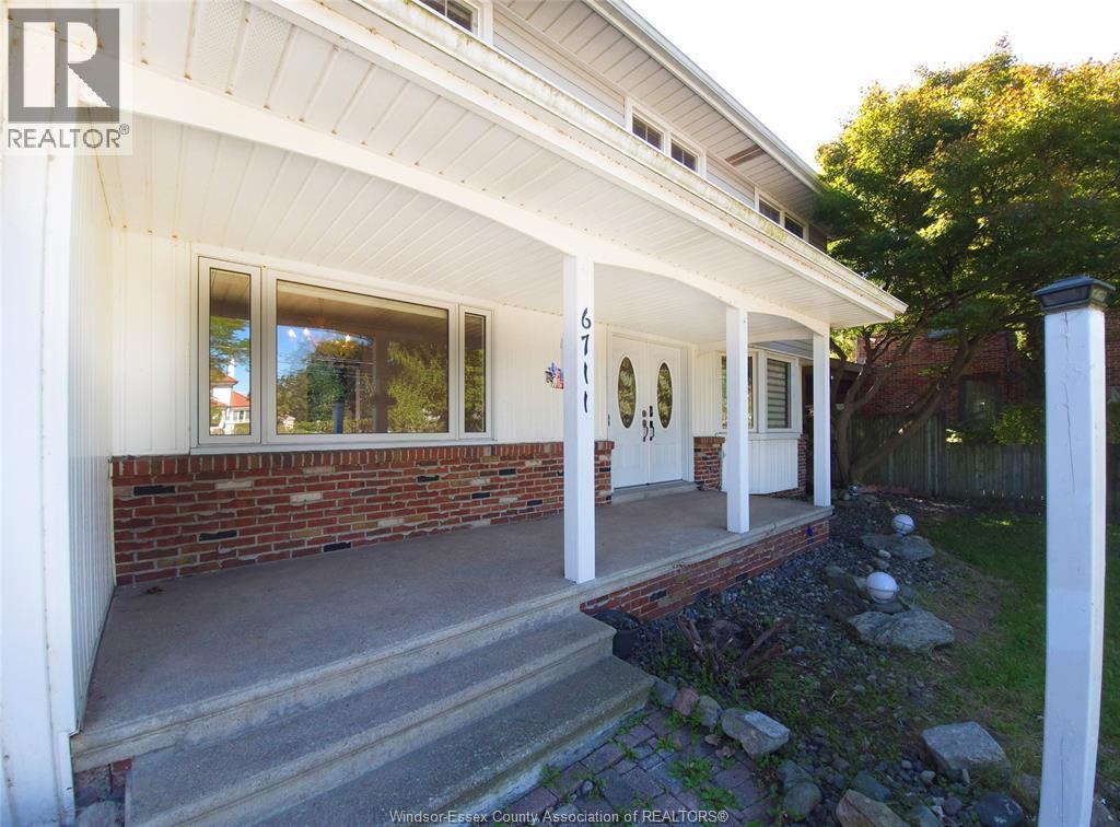 6711 RIVERSIDE DRIVE, Windsor 4