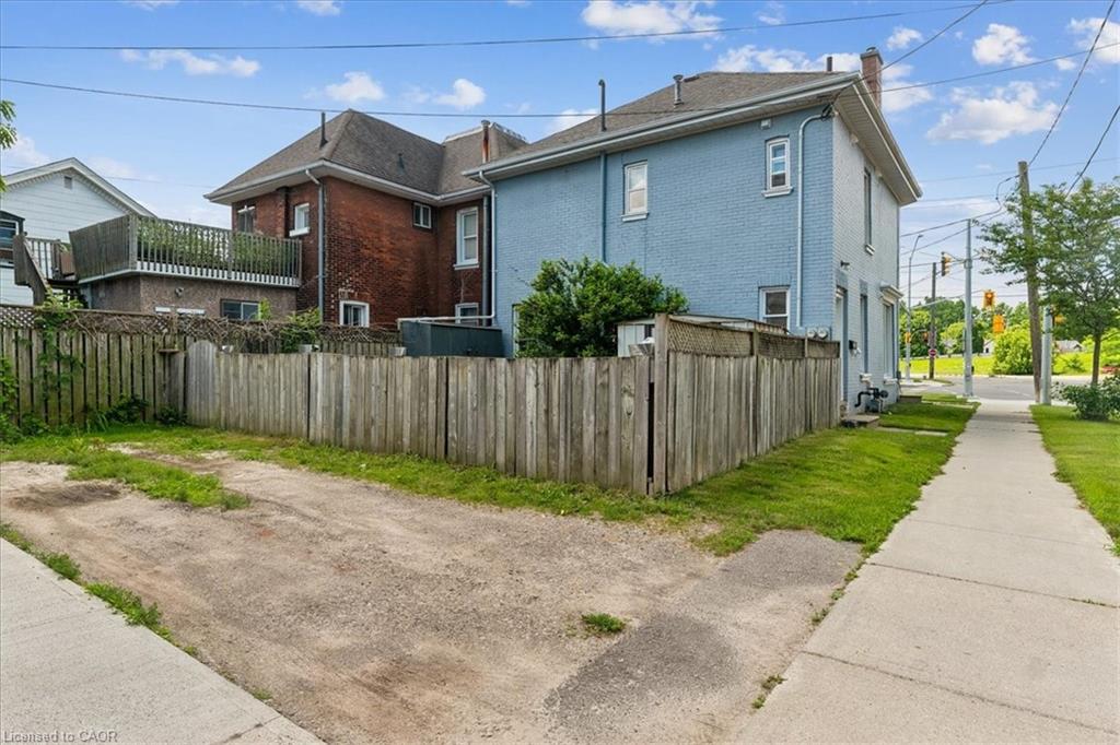 Unit Upper - 74 Erie Avenue, Brantford 3
